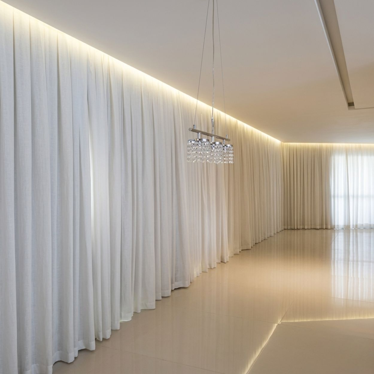 Sala de estar com cortinas sob medida em Belo Horizonte